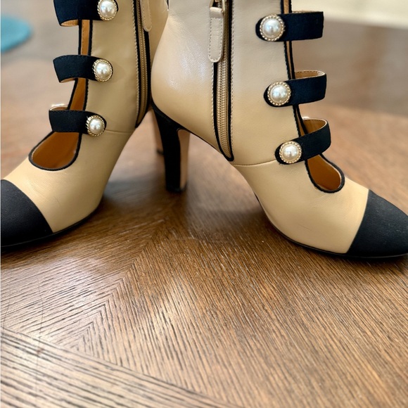 Chanel Elegant Cream and Black Women's Heels - Picture 5 of 13